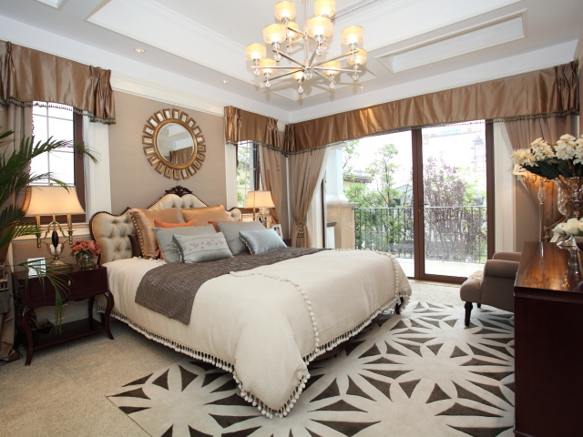 Красивая спальная комната с большой кроватью  и балконом