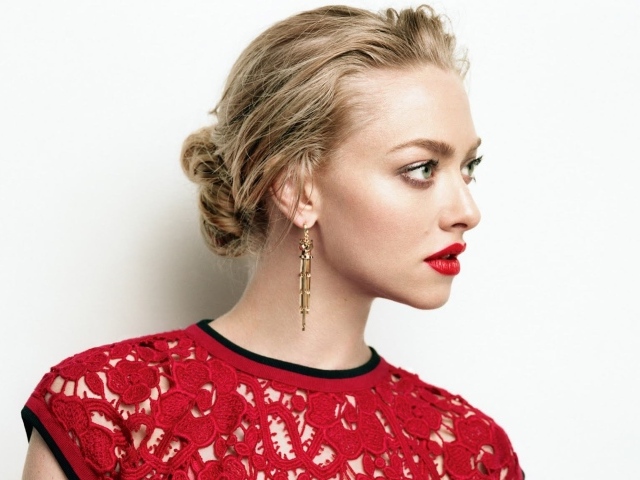 Красивая блондинка в красном платье, актриса Аманда Сейфрид