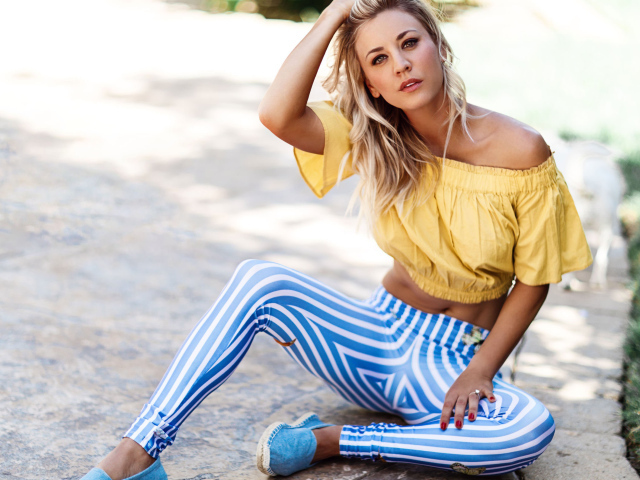 Красивая блондинка в полосатых брюках, актриса Кейли Куоко