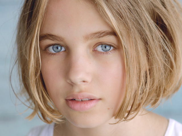 Красивая голубоглазая девушка, австралийская актриса Тиган Крофт