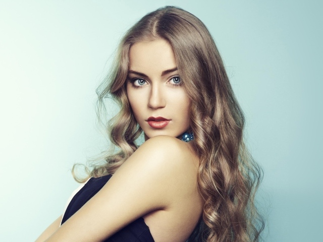 Красивая голубоглазая девушка, актриса Арина Постникова