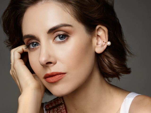 Красивая голубоглазая женщина, актриса Элисон Бри