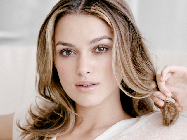 Красивая кареглазая девушка, актриса Кира Найтли