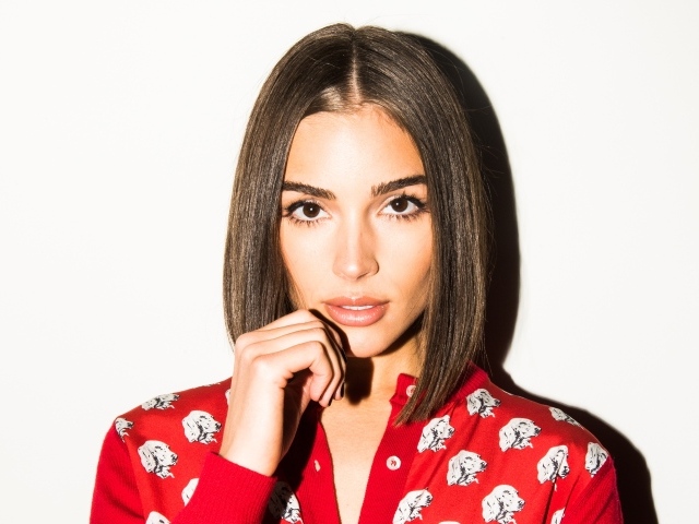 Красивая кареглазая девушка, актриса Оливия Калпо на белом фоне