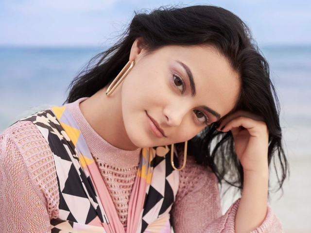 Красивая кареглазая девушка актриса Камила Мендес