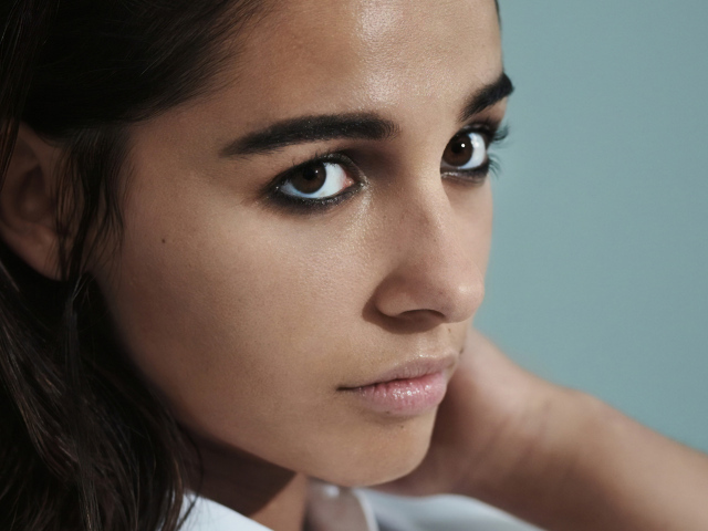 Красивые карие глаза актрисы Наоми Скотт 