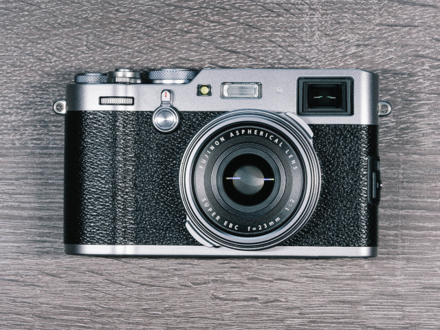 Красивый фотоаппарат Fujifilm X100F на столе