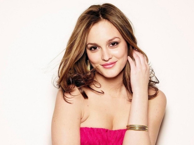 Красивая девушка актриса Лейтон Мистер на белом фоне