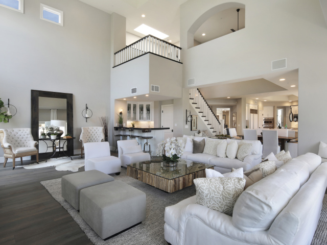 Красивая большая гостиная в белых тонах в доме