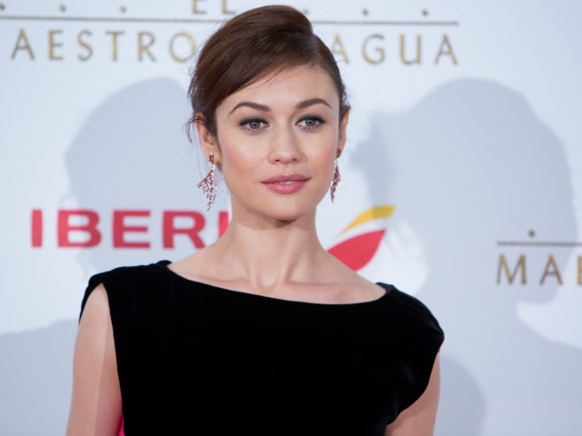 Красивая женщина в черном платье, актриса Ольга Куриленко