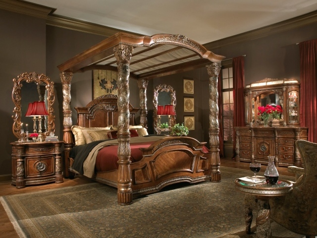Спальня в старинном стиле с большой деревянной кроватью 