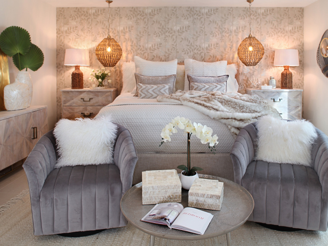 Интерьер спальни с большой кроватью и двумя креслами