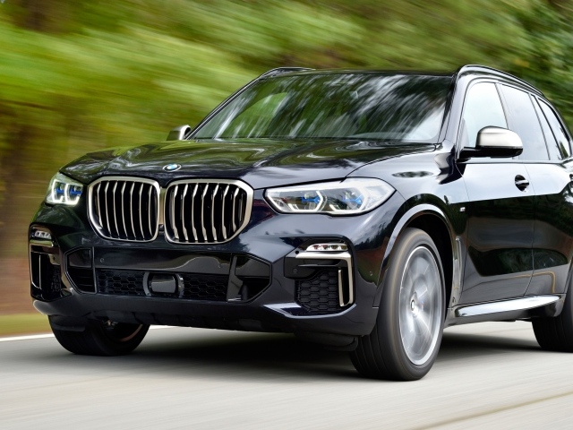Черный внедорожник BMW X5 на скорости 