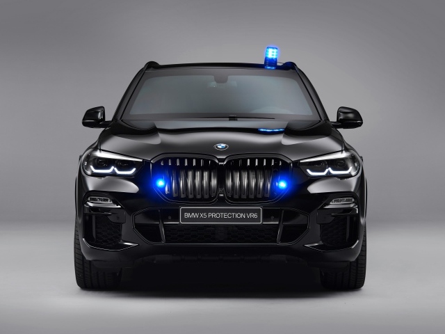 Черный автомобиль BMW X5 Protection VR6 2019 года на сером фоне вид спереди