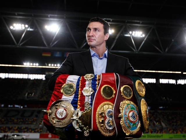Боксер Владимир Кличко с чемпионскими поясами