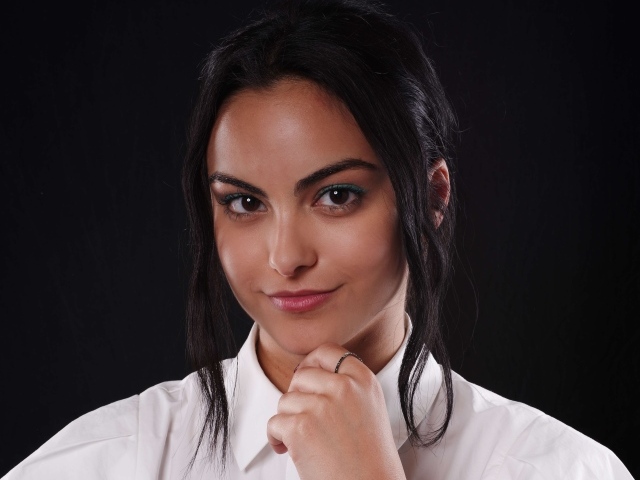 Бразильско - американская актриса Камила Мендес в белой рубашке