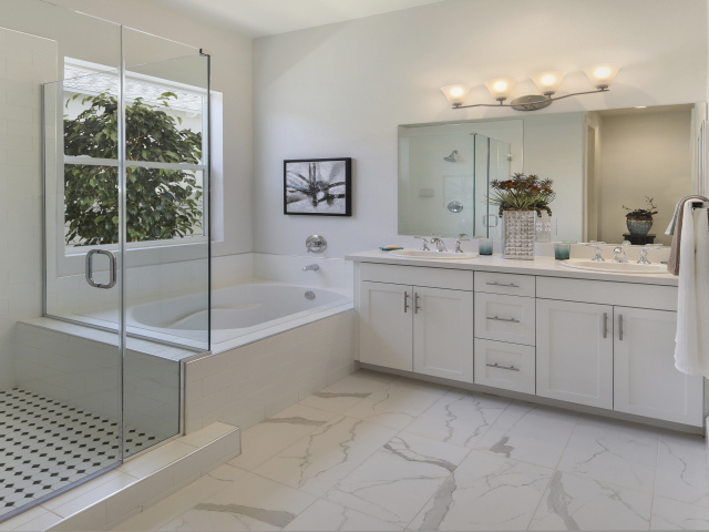 Светлая ванная комната с душем 