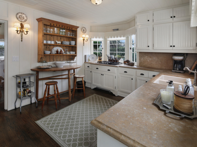 Светлая кухня с гарнитуром и ковром