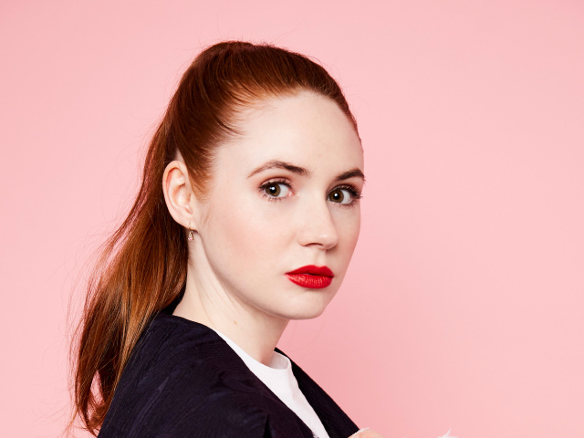 Яркая рыжеволосая девушка, актриса Карен Гиллан на розовом фоне