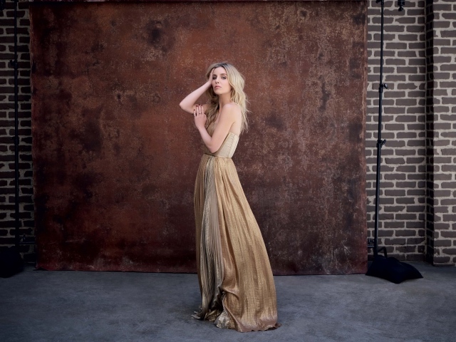 Британская актриса Аннабелль Уоллис в красивом платье у стены