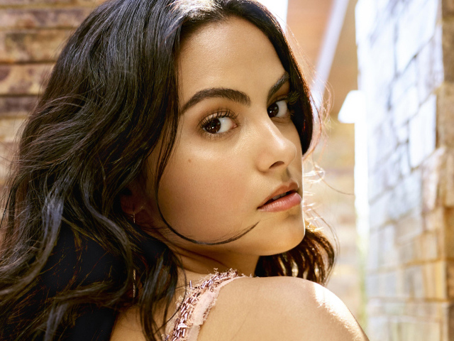 Кареглазая девушка, актриса Камила Мендес лицо крупным планом