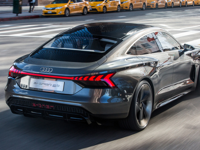 Автомобиль Audi E-Tron GT, 2019 года вид сзади