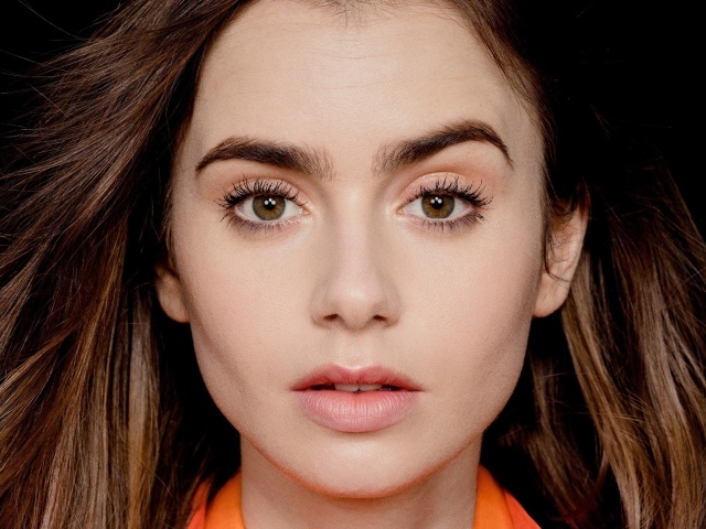 Лицо актрисы Лили Коллинз крупным планом 