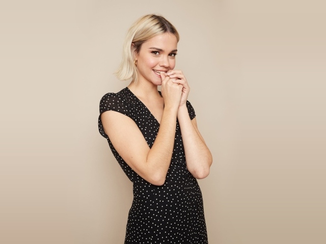 Милая девушка блондинка, актриса Майя Митчелл