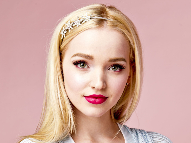 Милая девушка актриса Дав Кэрон на розовом фоне