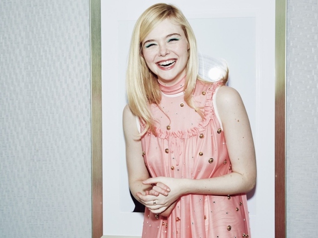 Нежная блондинка, актриса Эль Фаннинг смеется 