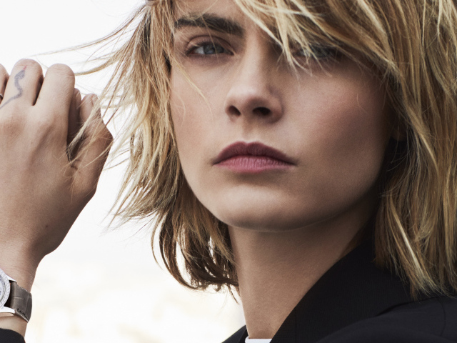 Лицо актрисы Кары Делевинь крупным планом