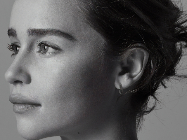 Лицо актрисы Эмилии Кларк крупным планом