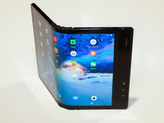 Гибкий смартфон Royole FlexPai на сером фоне, CES 2019
