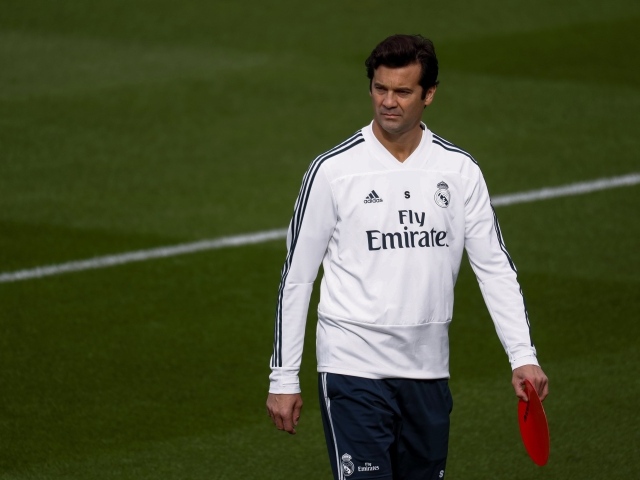 Футбольный тренер Сантьяго Солари на футбольном поле