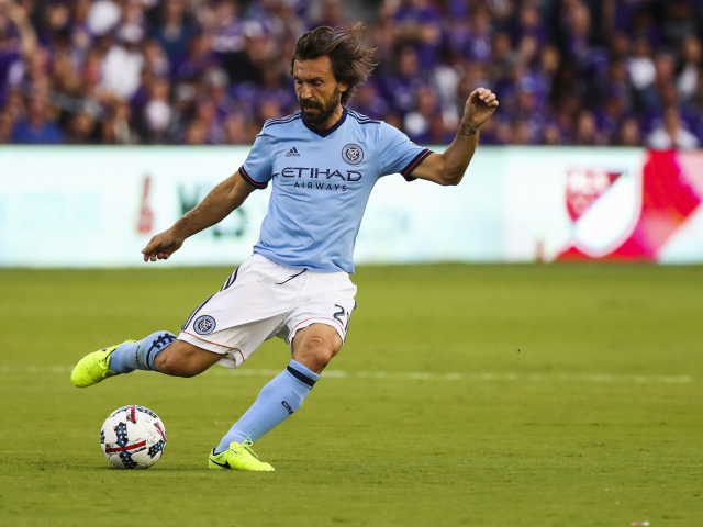 Футболист Андреа Пирло на поле с мячом