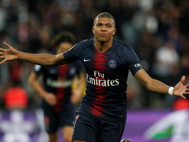 Французский футболист Килиан Мбаппе бежит по полю