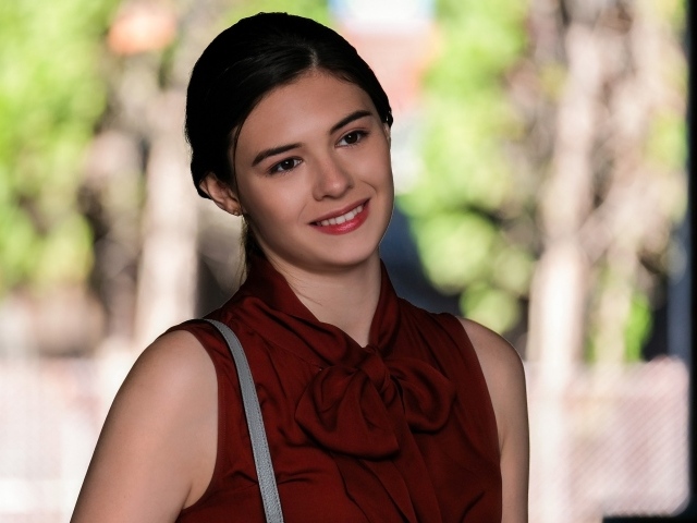 Нежная улыбающаяся девушка в красном, актриса Николь Мейнс