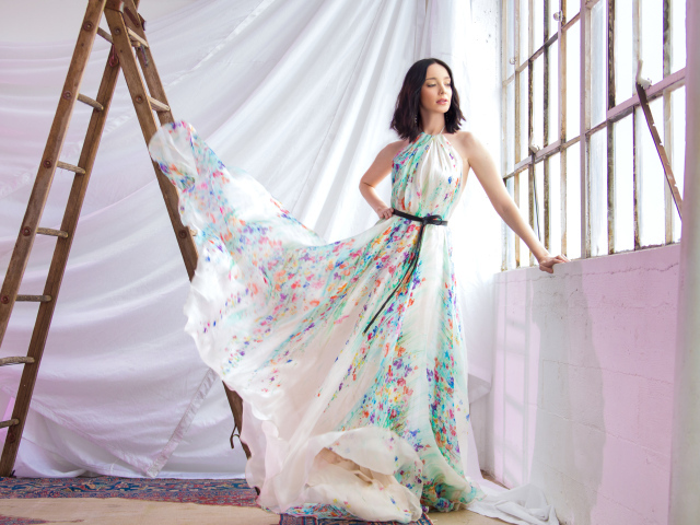 Девушка в красивом платье, актриса Эмма Дюмон у окна