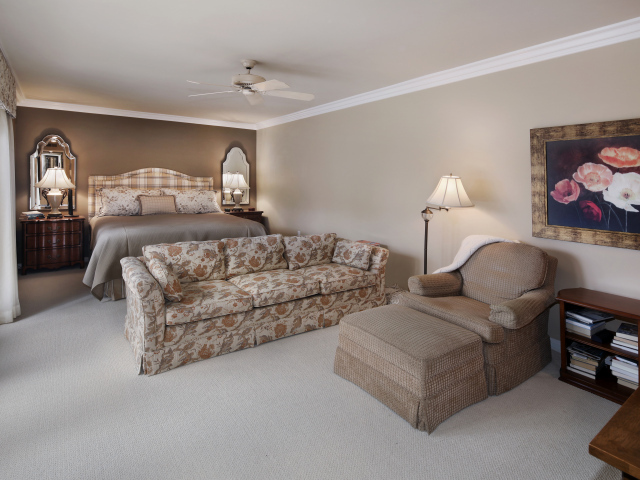 Серая спальня с кроватью, диваном и креслом 