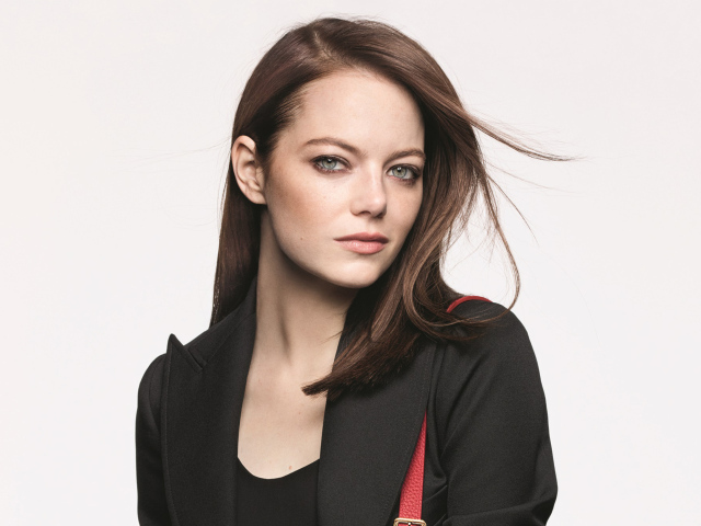 Зеленоглазая девушка, актриса Эмма Стоун на белом фоне