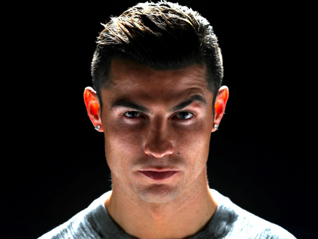 Красивый футболист Криштиану Роналду фото на черном фоне