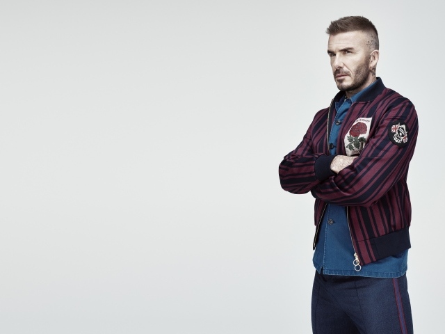 Красивый мужчина, футболист и модель Дэвид Бекхэм на сером фоне