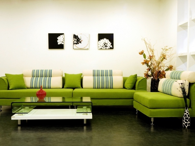 Гостиная комната с большим зеленым диваном 