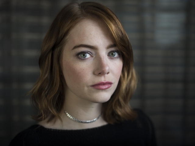 Скромная зеленоглазая девушка, актриса Эмма Стоун 