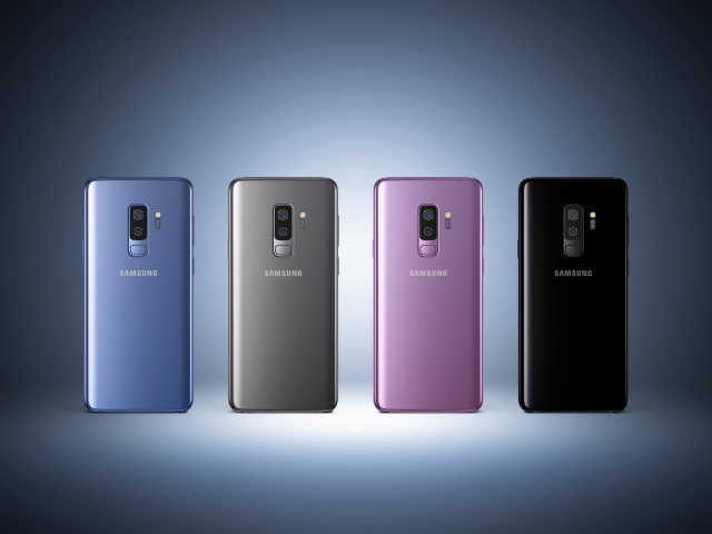 Разноцветные смартфоны Samsung Galaxy S9 на голубом фоне