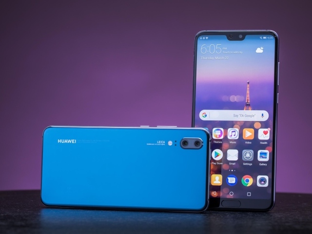 Новый тонкий смартфон Huawei P20 Pro на фиолетовом фоне