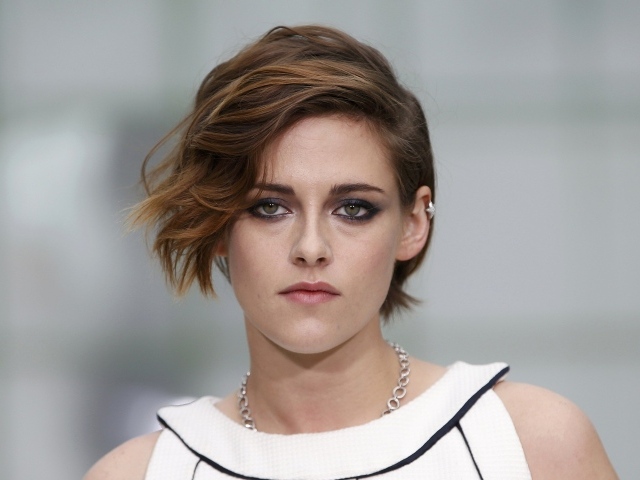 Популярная молодая актриса Кристен Стюарт с короткой стрижкой