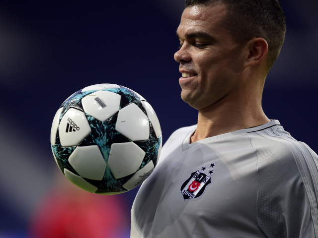 Португальский футболист Пепе с мячом