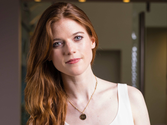 Милая девушка, актриса Роуз Лесли с украшением на шее 