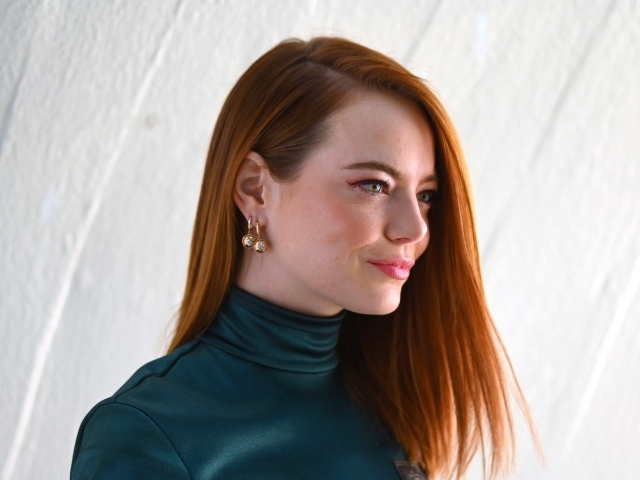 Рыжеволосая актриса Эмма Стоун вид сбоку